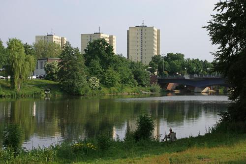 Angleridylle und Hochhäuser